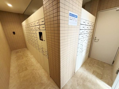 郵便受けが多数設置されており住戸ごとに十分なスペースが用意されています。清潔感のある内装が印象的です。照明もしっかりとしており明るい共有空間です。管理が行き届いている様子が感じられます。