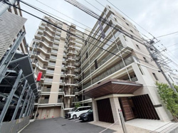 マンション敷地内に駐車場があり日々の利便性を感じられます。平置きと機械式の両方が用意されています。敷地内のため移動もスムーズで安心感があります。建物と一体感のあるデザインが特徴です。