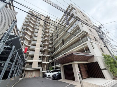 マンション敷地内に駐車場があり日々の利便性を感じられます。平置きと機械式の両方が用意されています。敷地内のため移動もスムーズで安心感があります。建物と一体感のあるデザインが特徴です。