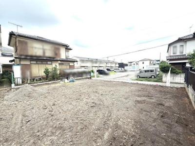 周囲に住宅が立ち並ぶ静かな環境の土地です。道路に面しているためアクセスも便利です。建築プランが広がる整形地です。開放的な雰囲気が感じられます。住まいの新築をお考えの方に適しています。
