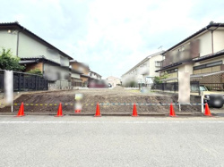 前面道路が広く車の出入りがしやすい立地です。周辺環境も落ち着いた住宅街です。敷地が整形地のため建築プランが立てやすい形状です。現地の様子が分かりやすく撮影されています。前面道路からの視認性も良好です。