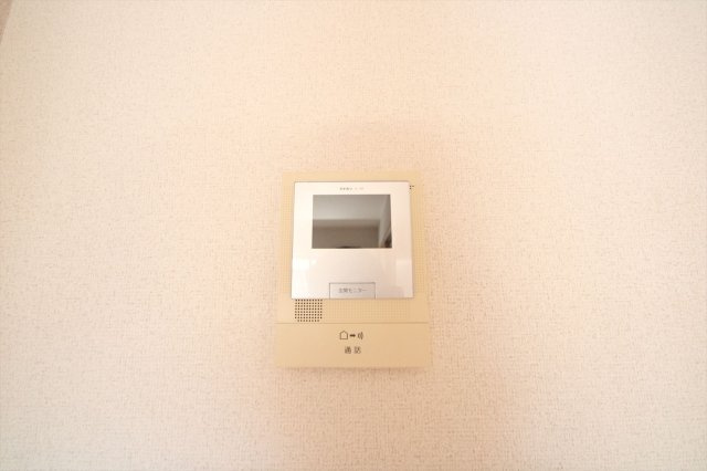 訪問者も室内で確認（別の部屋の写真です）