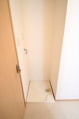 洗濯機置き場（別の部屋の写真です）