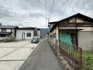 甲府市和戸町　上物付土地【前面道路含む現地写真】