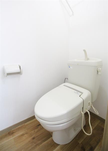 トイレは収納棚付
