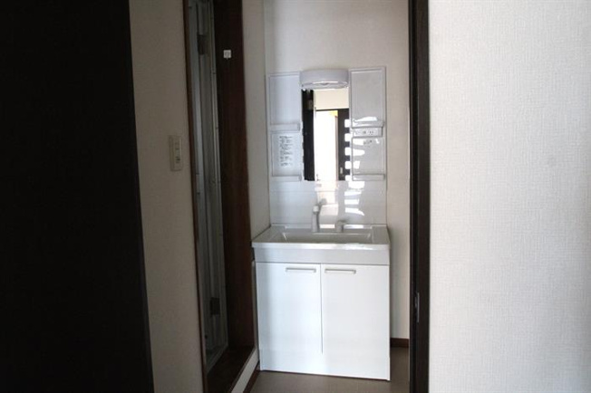 独立洗面台付きです(画像は302号室のものです)