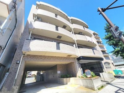 堂々とした外観が印象的なマンションです。整然としたファサードが魅力を引き立てます。バルコニーも広々としており開放感があります。前面道路も広くアクセスがしやすい立地です。