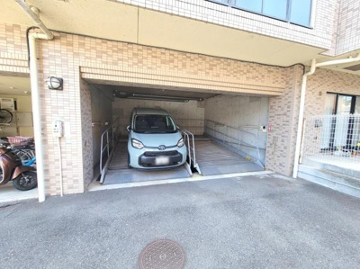 建物一階部分に設置された機械式駐車場です。入出庫がスムーズに行える設計となっています。車の安全な保管が可能です。駐車スペースにはしっかりとした手すりも設置されています。利便性の高い設備です。