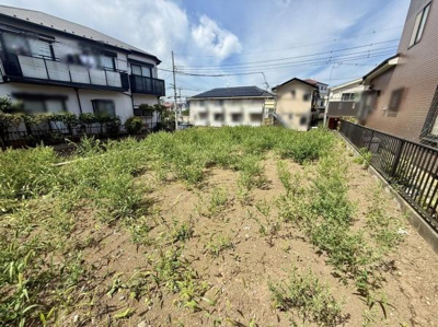 周囲に住宅が立ち並ぶエリアに位置しています。日当たりが良好な場所です。整地された広い敷地が特徴的です。周辺の住宅環境も落ち着いています。用途に応じた活用が可能な土地です。