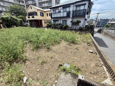 日当たりが良好な土地です。周辺は閑静な住宅街で落ち着いた環境が広がっています。敷地は道路に面しておりアクセスが便利です。建築計画が考えやすい形状の土地です。