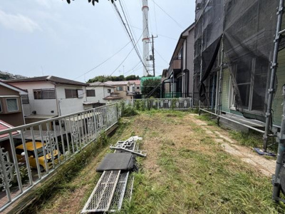 広々とした庭が特徴的です。フェンスに囲まれているため安心して使えます。周囲に住宅があり落ち着いた環境です。日当たりも良好です。