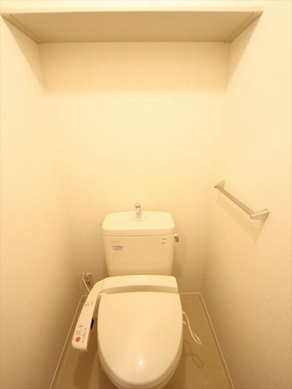 トイレには棚があってストック品も置けます！※202号室の写真