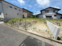 前面道路と現地をしっかりと確認できる写真です。ゆったりとした区画が特徴的な土地です。周囲には住宅が建ち並び落ち着いた雰囲気です。現地の状況が分かりやすく検討材料として参考になります。