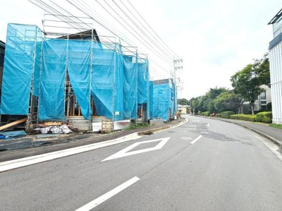 前面道路が広々としており車の出し入れがしやすい環境です。道沿いに緑もあり周囲がすっきりと整備されています。建物の建築状況も確認できる現地写真です。周辺の雰囲気がわかる一枚となっています。