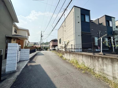 周辺は住宅が並び落ち着いた雰囲気の前面道路です。車の出入りもスムーズに行えそうな道幅が確保されています。陽当たりも良好で道路沿いは歩きやすい舗装が施されています。周囲の建物も新しく清潔感があります。