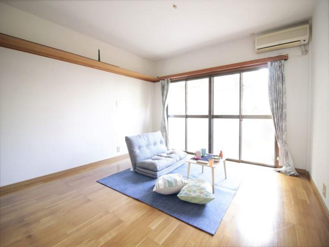 キッチンの近くに窓があるので、明るくていいですよね☆