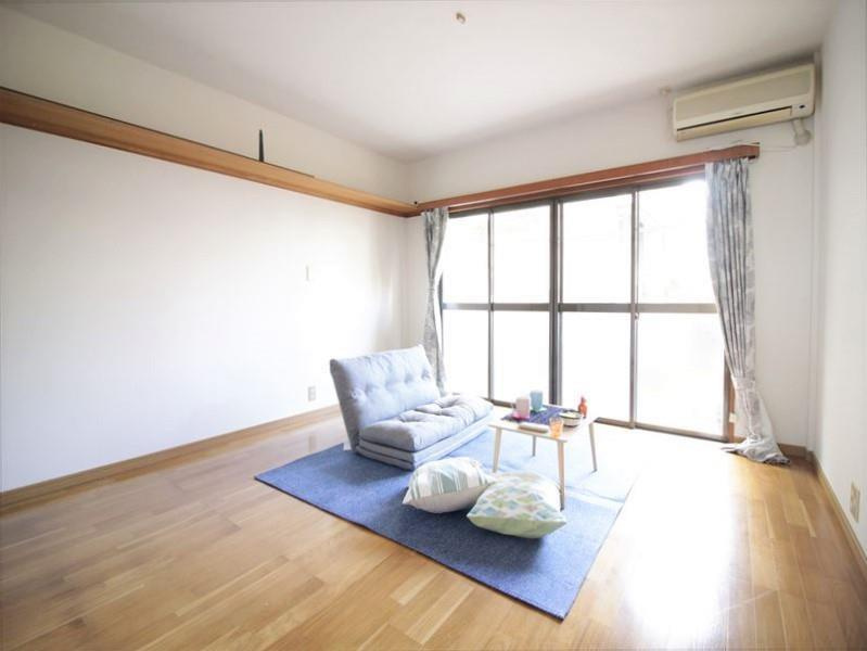 キッチンの近くに窓があるので、明るくていいですよね☆