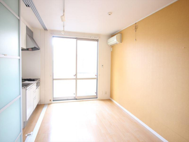 明るいお部屋になっています。