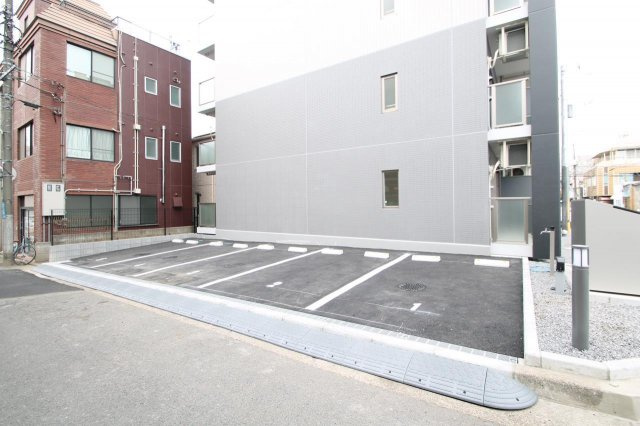 敷地駐車場5台※制限有