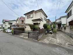 前面道路は幅員がしっかり確保されており車の出入りがスムーズに行えます。周囲には同様の戸建て住宅が整然と並び住宅街の落ち着いた雰囲気です。敷地内に駐車スペースが設けられているため利便性が感じられます。