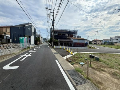 前面道路は幅員が広く車の出し入れもスムーズに行えます。周辺は新築住宅もあり整った街並みです。電柱や配線もきれいに整備されています。歩道も確保されて安心感があります。
