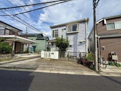 落ち着いた雰囲気の住宅街に位置しています。建物前のスペースが広く確保されています。隣家との距離もしっかりとれています。前面道路は舗装されており車の出入りも便利です。周辺環境も整っています。
