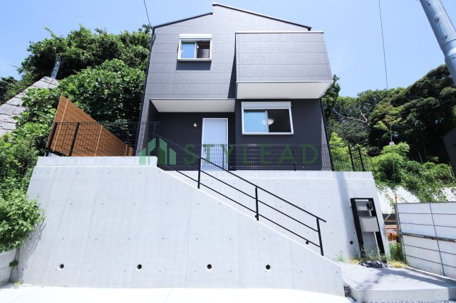横浜市栄区小菅ケ谷２丁目の新築一戸建【外観】洗練された佇まいのスタイリッシュな外観。周辺は緑豊かで落ち着いた、家族に優しい住環境です。