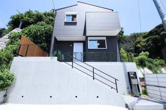 横浜市栄区小菅ケ谷２丁目の新築一戸建【外観】洗練された佇まいのスタイリッシュな外観。周辺は緑豊かで落ち着いた、家族に優しい住環境です。