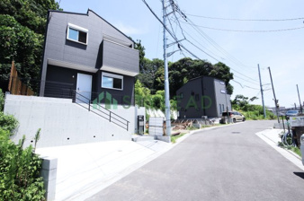 横浜市栄区小菅ケ谷２丁目の新築一戸建【前面道路含む現地写真】前面道路が広く、車の出し入れや駐車もスムーズ。見通しが良いため、小さなお子様の通学も安心です。