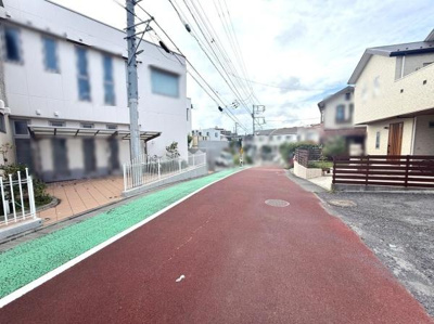 前面道路は見通しが良くゆったりとした幅員があります。道路の舗装状態も良好で安心して通行できます。周囲には住宅が建ち並び整然とした印象を受けます。現地の雰囲気を直接ご確認いただけます。