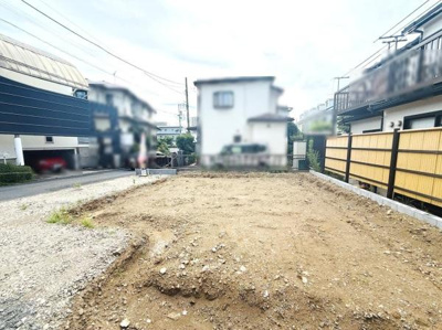 前面道路に面した使いやすい形状の土地です。周辺には住宅が立ち並び落ち着いた雰囲気が感じられます。明るい日差しを受けやすい環境で様々な活用が期待できます。アクセスしやすい道路付きも魅力的です。