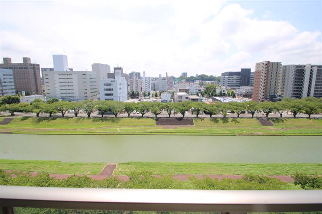桜川の眺めがきれいです(8階からのものです)