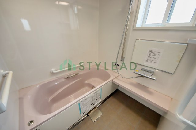 藤沢市柄沢２丁目の中古一戸建【浴室】一坪サイズの広々としたシステムバス。一日の疲れをじんわりと癒やす、家族のお気に入り空間です。