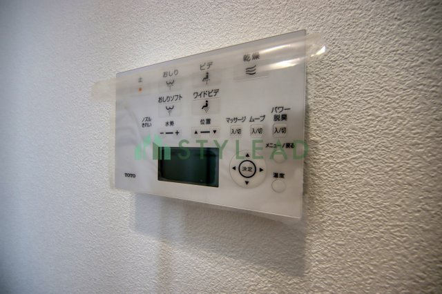 藤沢市柄沢２丁目の中古一戸建【トイレ】トイレ内に設置された便利な手洗いカウンター。ゲストも使いやすく、日々の衛生面にも配慮された設計。