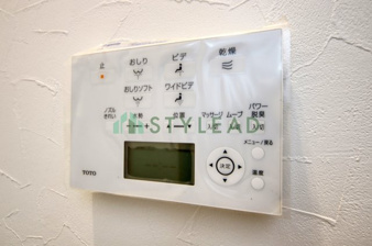 藤沢市柄沢２丁目の中古一戸建【トイレ】見やすく操作しやすいトイレの壁掛けリモコン。細かな温度設定などもワンタッチで快適に行えます。