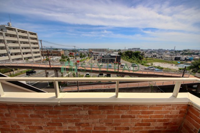 藤沢市柄沢２丁目の中古一戸建【展望】南西向きバルコニーからの心地よい眺望。遮るものがなく、開放的な空を眺めてホッと一息つけます。