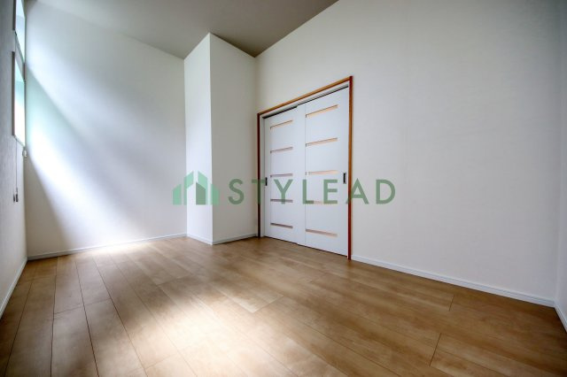 藤沢市柄沢２丁目の中古一戸建【洋室】豊富な収納としてはもちろん、リモートワーク用の静かな書斎に最適。