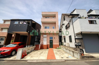 藤沢市柄沢２丁目の中古一戸建【外観】並列2台駐車可能なゆとりあるカースペース。前面道路も約6mと広く、毎日の出入りがスムーズです。