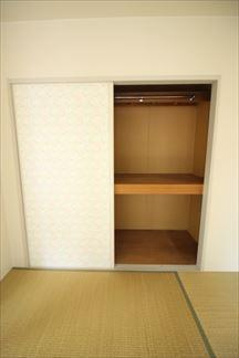 パイプハンガー付きでコートやスーツもかけられます
