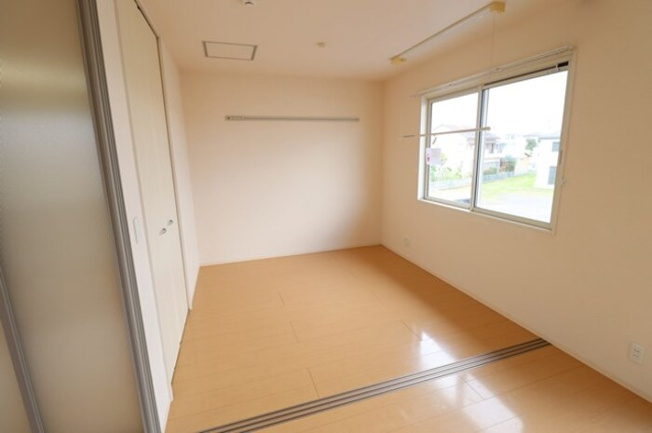 東側洋室（室内物干し付き）