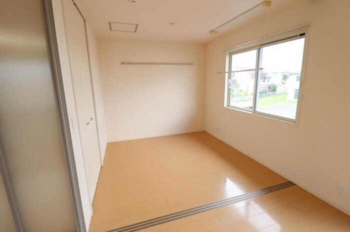 東側洋室（室内物干し付き）