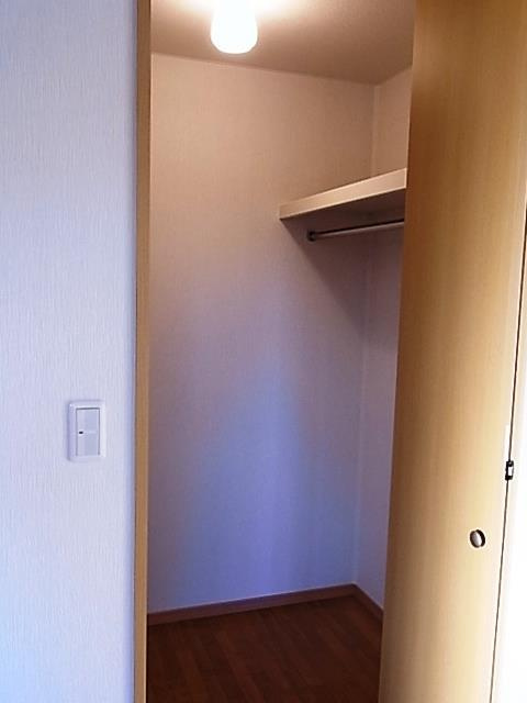 こちらにも収納スペースが！！