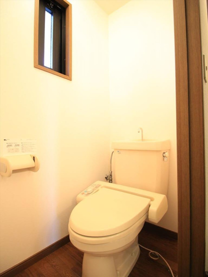 トイレには窓もあって衛生的