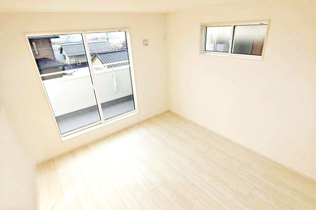 Blooming Garden　八幡西区光貞台3丁目【内観：施工例】2階7帖洋室。バルコニーに面した明るいお部屋。クローゼット完備。（施工例）