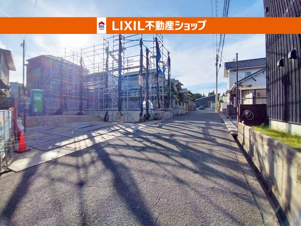 Blooming Garden　八幡西区光貞台3丁目【前面道路含む現地写真】幅員6ｍ。駐車3台OK。時間帯を気にせず車の出し入れが可能なので楽ですね。
