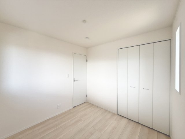CRADLE GARDEN　北九州市小倉南区朽網西第7【内観：施工例】2階5.2帖洋室。クローゼット付き。どんなインテリアにも合うデザインです