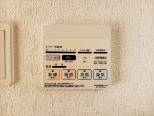 CRADLE GARDEN　北九州市小倉南区朽網西第7【設備】乾燥、冷暖房のできるお風呂換気扇。冬は暖かく、夏は涼しく入浴できます。