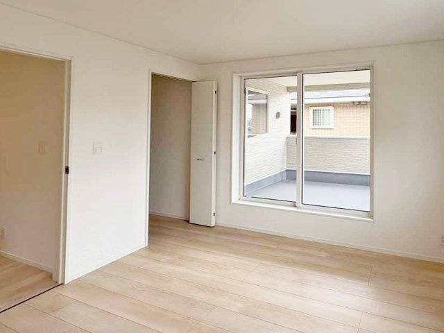 CRADLE GARDEN　北九州市小倉南区朽網西第7【内観：施工例】２階8帖の洋室。バルコニーのある明るいお部屋です。WIC完備