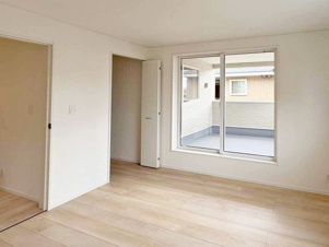 CRADLE GARDEN　北九州市小倉南区朽網西第7【内観：施工例】２階8帖の洋室。バルコニーのある明るいお部屋です。WIC完備
