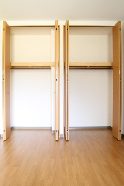 ２つのクローゼットで用途別に収納☆